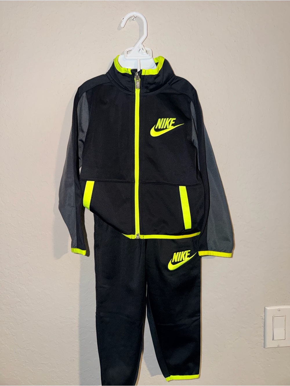 Nike Boys 2T Tracksuit 2-Piece Jacket & Pants Black Volt Green NWT